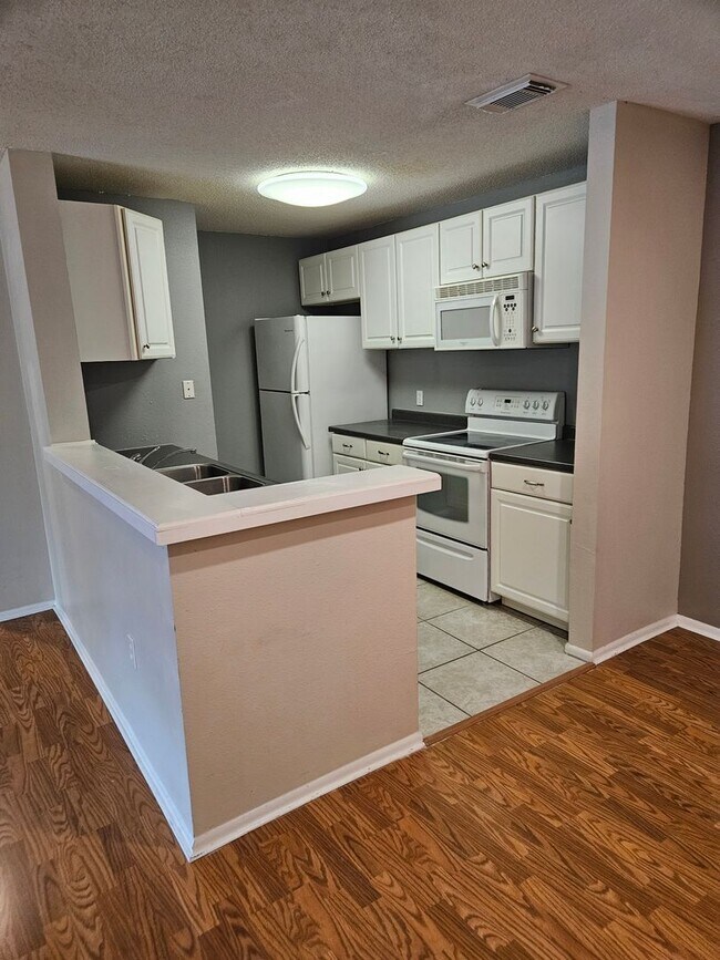 Building Photo - 1 Bed/1 Bath condo in beautiful Highland O...