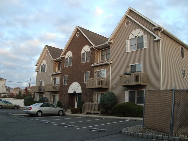 Front - 476 Forest St