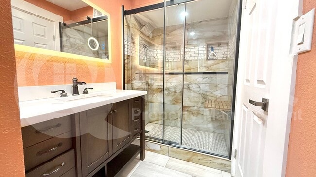 Photo - 1419 E Hatcher Rd House