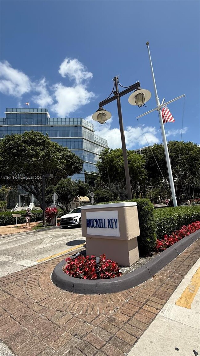 Building Photo - 540 Brickell Key Dr