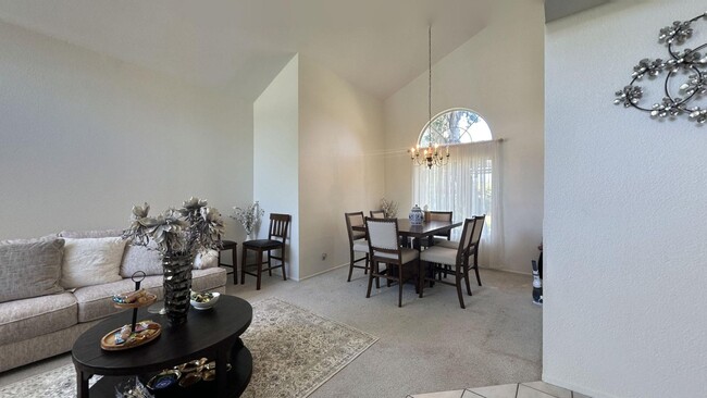 Building Photo - Gorgeous 4 bed 2.5 bath Home In South Corona!