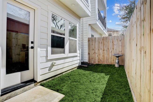 Building Photo - 2013 Cochran St