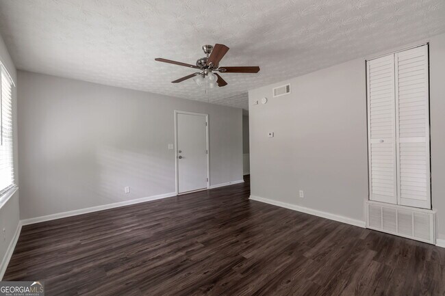 Building Photo - 2364 Peachwood Cir NE