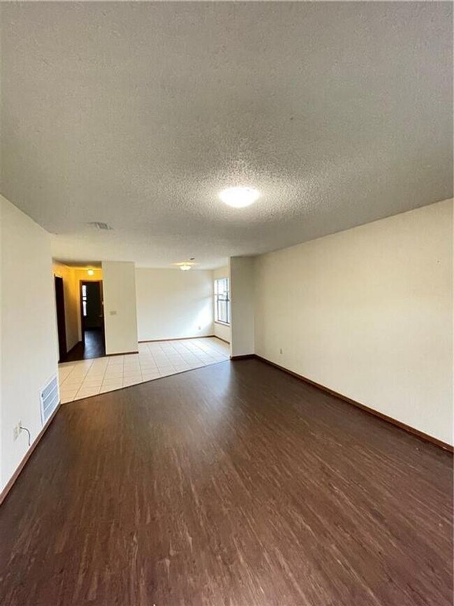 Building Photo - 672-672 W Martha Dr