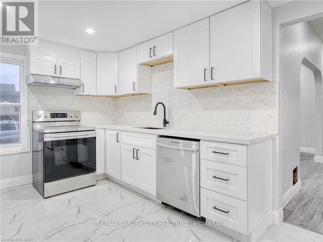 Building Photo - 7 Maplecrest Ave