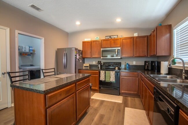 Building Photo - 2527 Eisner Dr