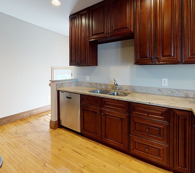 Building Photo - Updated 5 Bedroom House Close to U of M Ca...