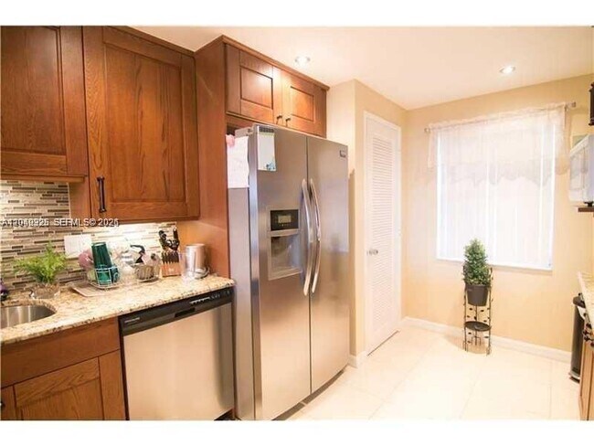Foto del edificio - 4030 W Palm Aire Dr