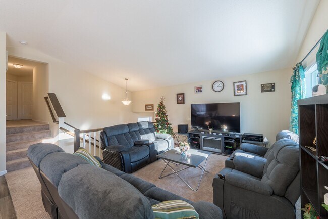 Foto del edificio - Beautiful Three Bed Home In Nice and Quiet Shafer Location For Lease! Chisago lakes schools!