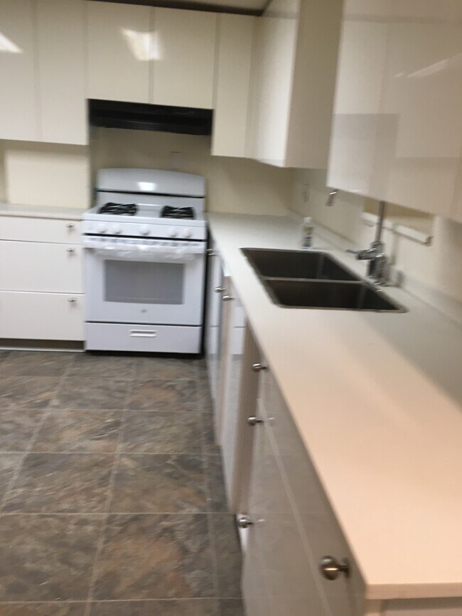 Kitchen - 325 40th St