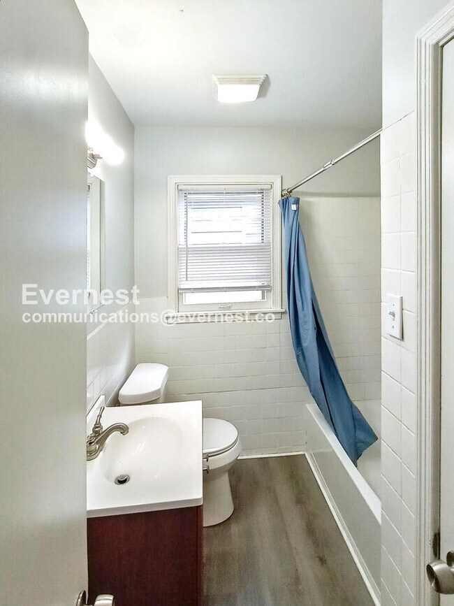 Building Photo - 3 Bed, 1.5 Bath Home with Off-Street Parking / Pet-Friendly / Vouchers Accepted / Coming Soon!