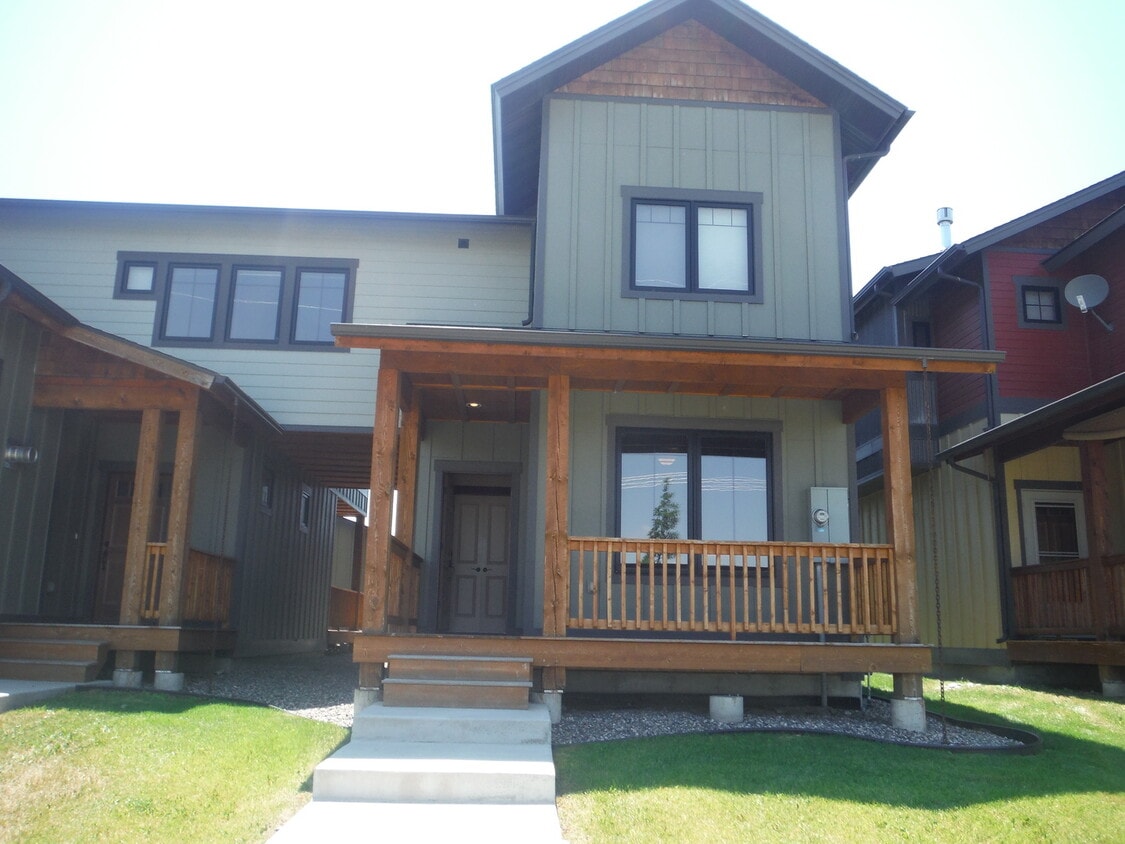 Primary Photo - Gorgeous 3 Bedroom Condo- Across Street fr...