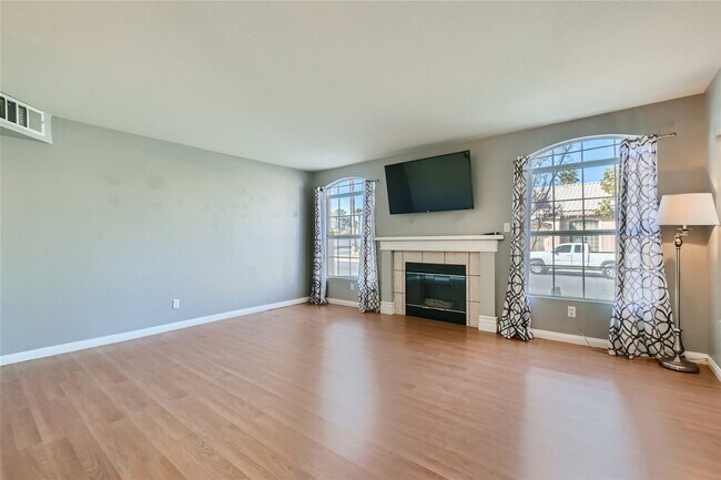 Foto del edificio - Gorgeous 2 Story Townhome Near Summerlin in Gated Community - (Ready April 1,2026)