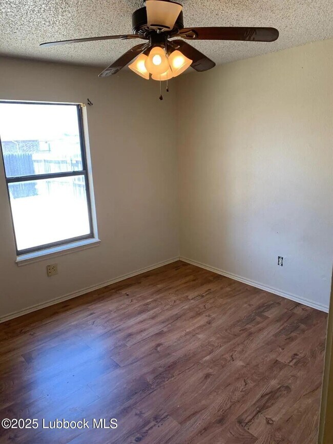 Foto del edificio - 6812 Hyden Ave