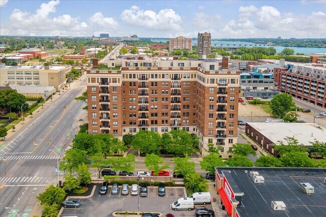 Foto del edificio - 2900 E Jefferson Ave