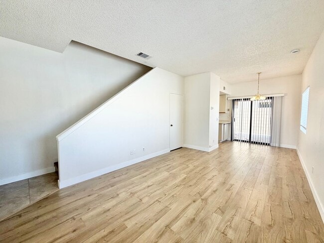 Building Photo - AVAILABLE NOW!! 2 Bedroom 2.5 Bathroom Apartment in Cathedral City!