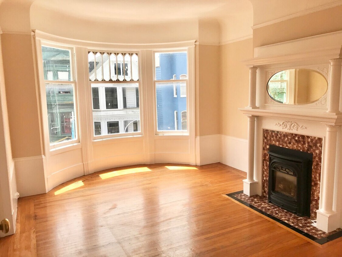 Foto principal - Top Floor Huge 4BR Flat, In Unit Laundry i...
