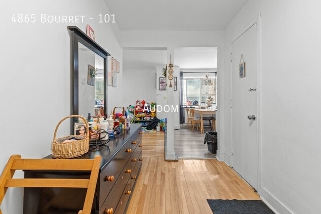 Building Photo - 4865 Av Bourret