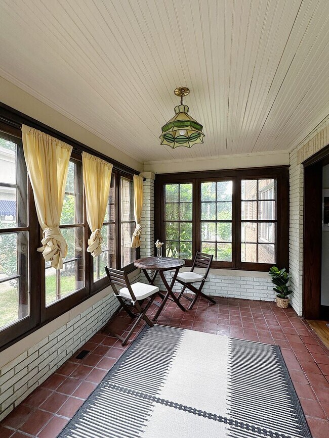 Foto del edificio - Charming Furnished 3BR/2BA Duplex in Histo...
