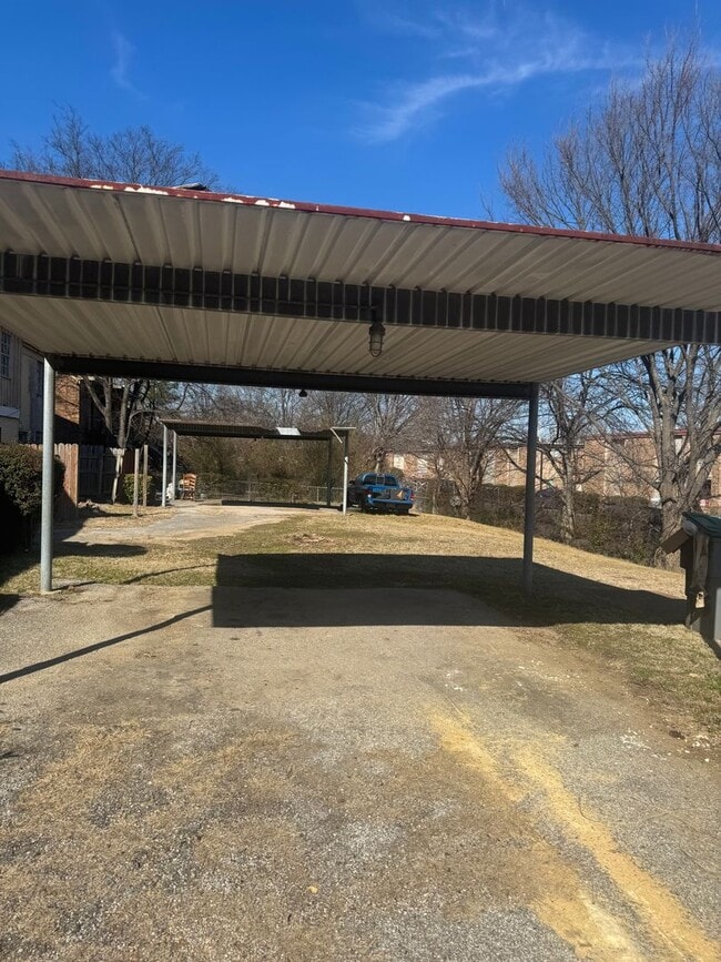 Building Photo - 996 University St