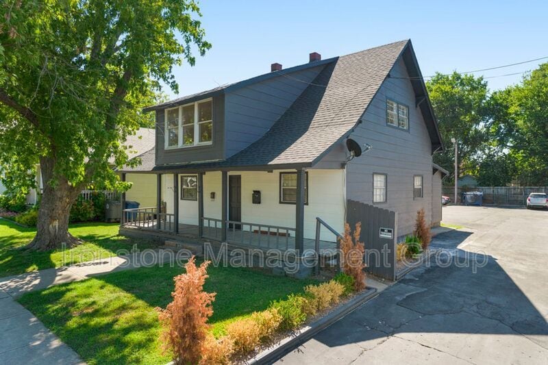 Primary Photo - 2622 E 8th St