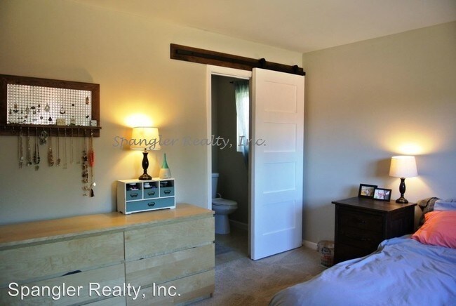 Foto del edificio - 2458 Hummingbird Hill Ln