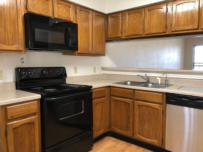 Building Photo - AVAILABLE NOW --Two Bedroom 1.5 Bath Duplex Unit in Euless