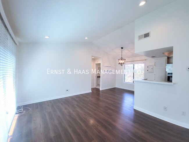 Building Photo - Beautiful 2 Bedroom 2 Bath Top Floor Condo...