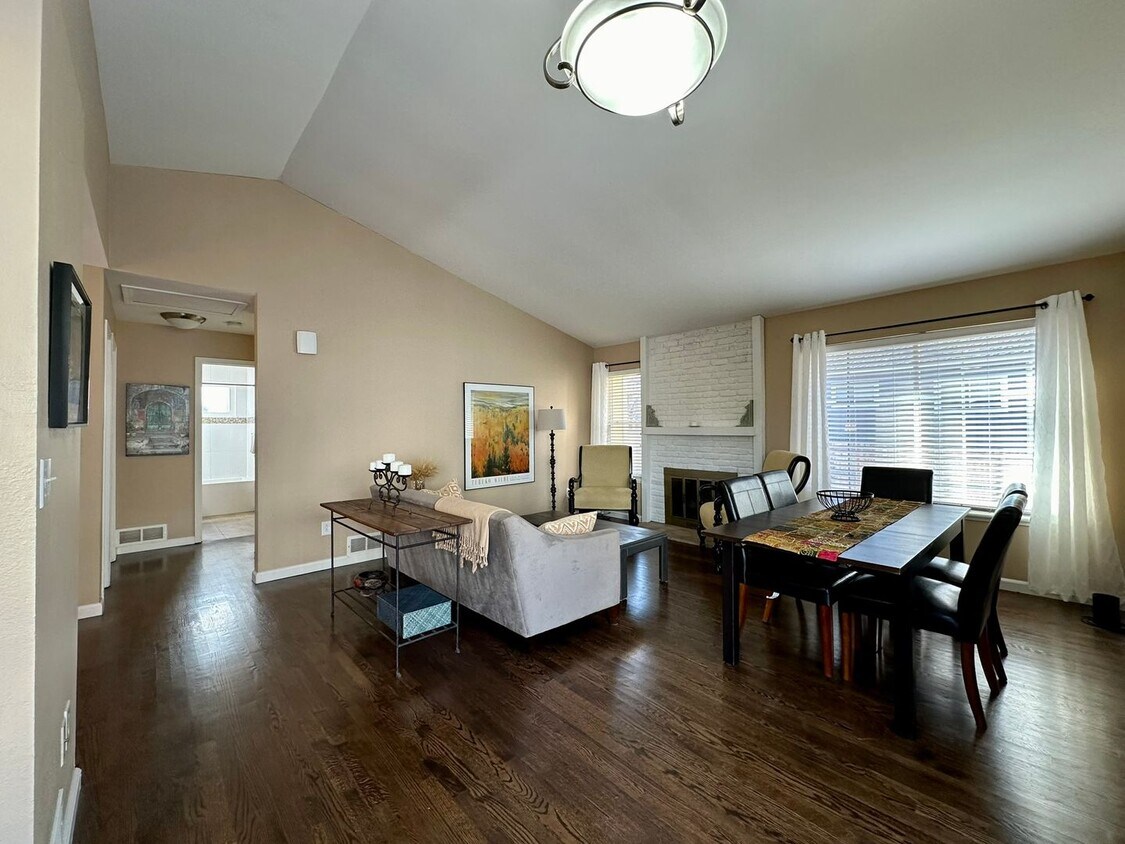 Fully Furnished 4 bedroom 2 bath home is E... House Rental in