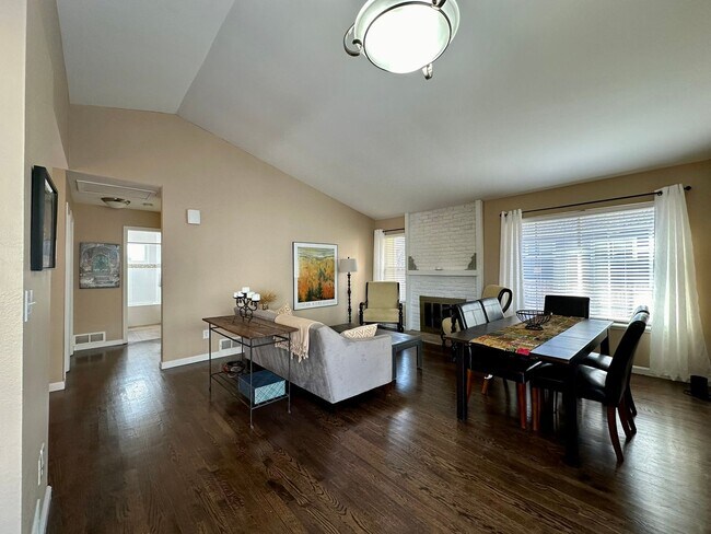 Foto del edificio - Fully Furnished 4 bedroom 2 bath home is Englewood Available NOW!!