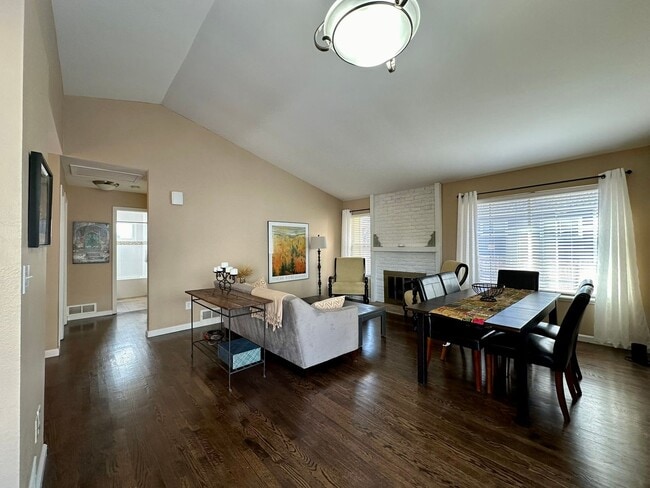 Building Photo - Fully Furnished 4 bedroom 2 bath home is Englewood!!