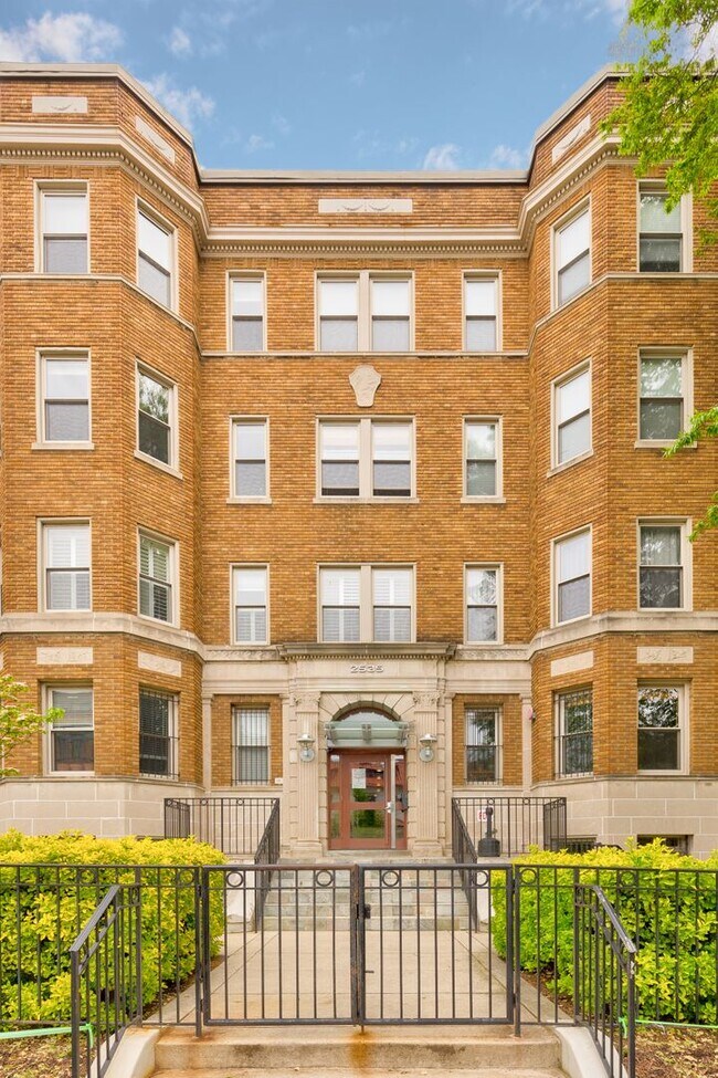 Foto del edificio - 2535 13th St NW