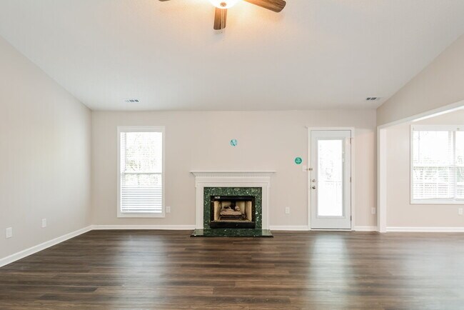 Foto del edificio - 401 Three Meadows Rd