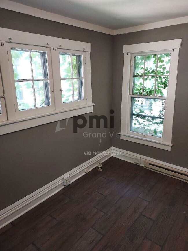 Foto del edificio - 250 N College St