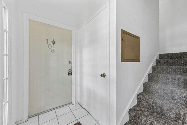 Building Photo - Captivating 2 bedroom condo WALKING DISTAN...