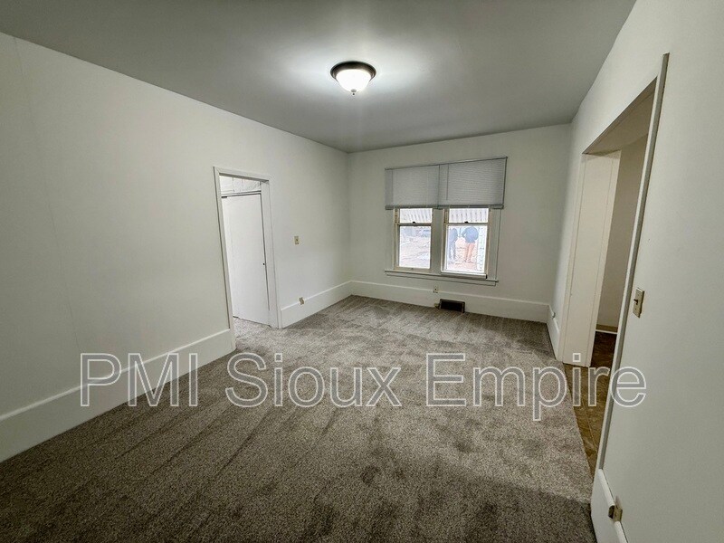 Foto del edificio - 734 W 10th St