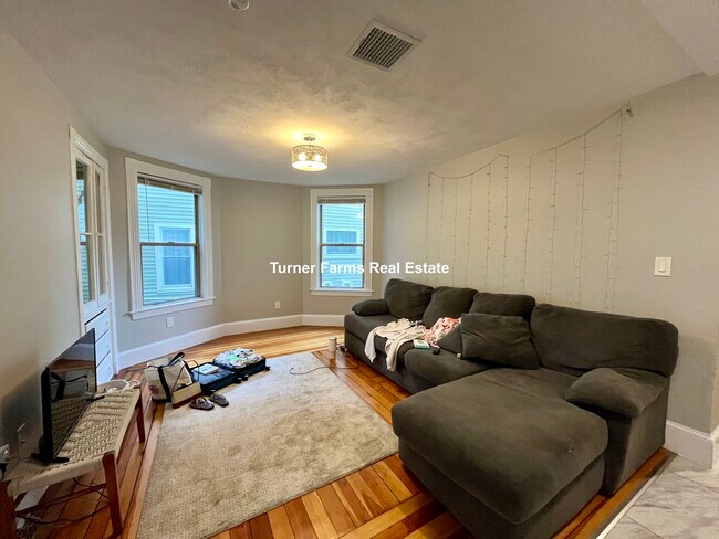 Foto del edificio - 267 E Cottage St