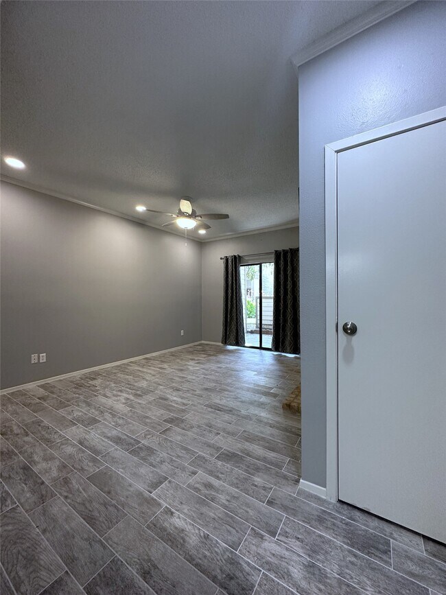 Foto del edificio - 7037 N Holiday Dr