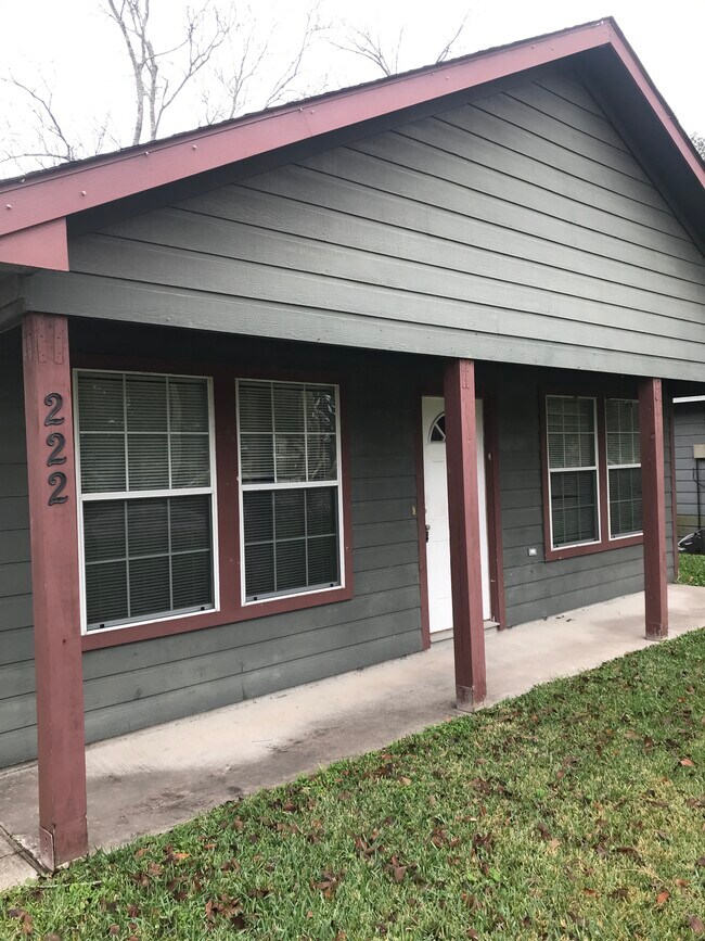 El número 222 de Kansas está ubicado frente a la escuela primaria League City. - 222 S Kansas Ave