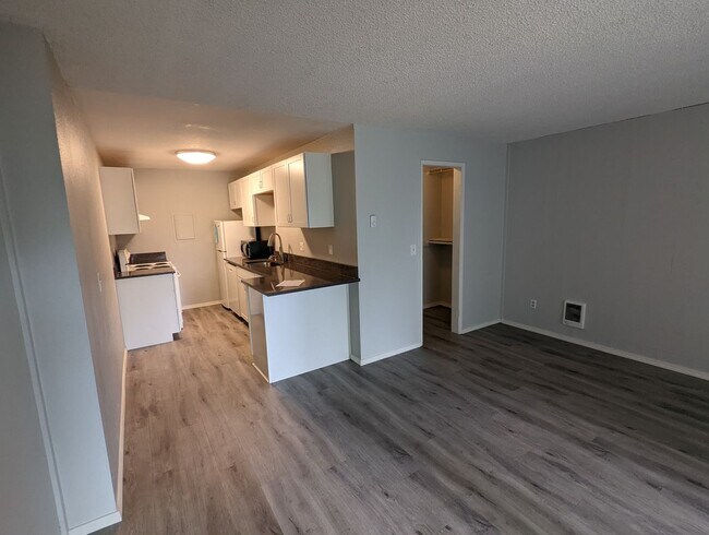 Building Photo - Amazing Sixty-01 Village Studio Apartment!