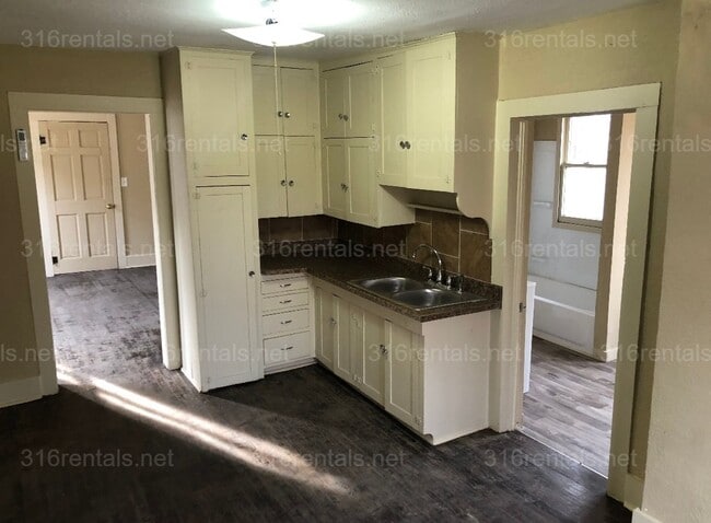 Building Photo - $1100  - 3 bed 1 bath - Single Family Home