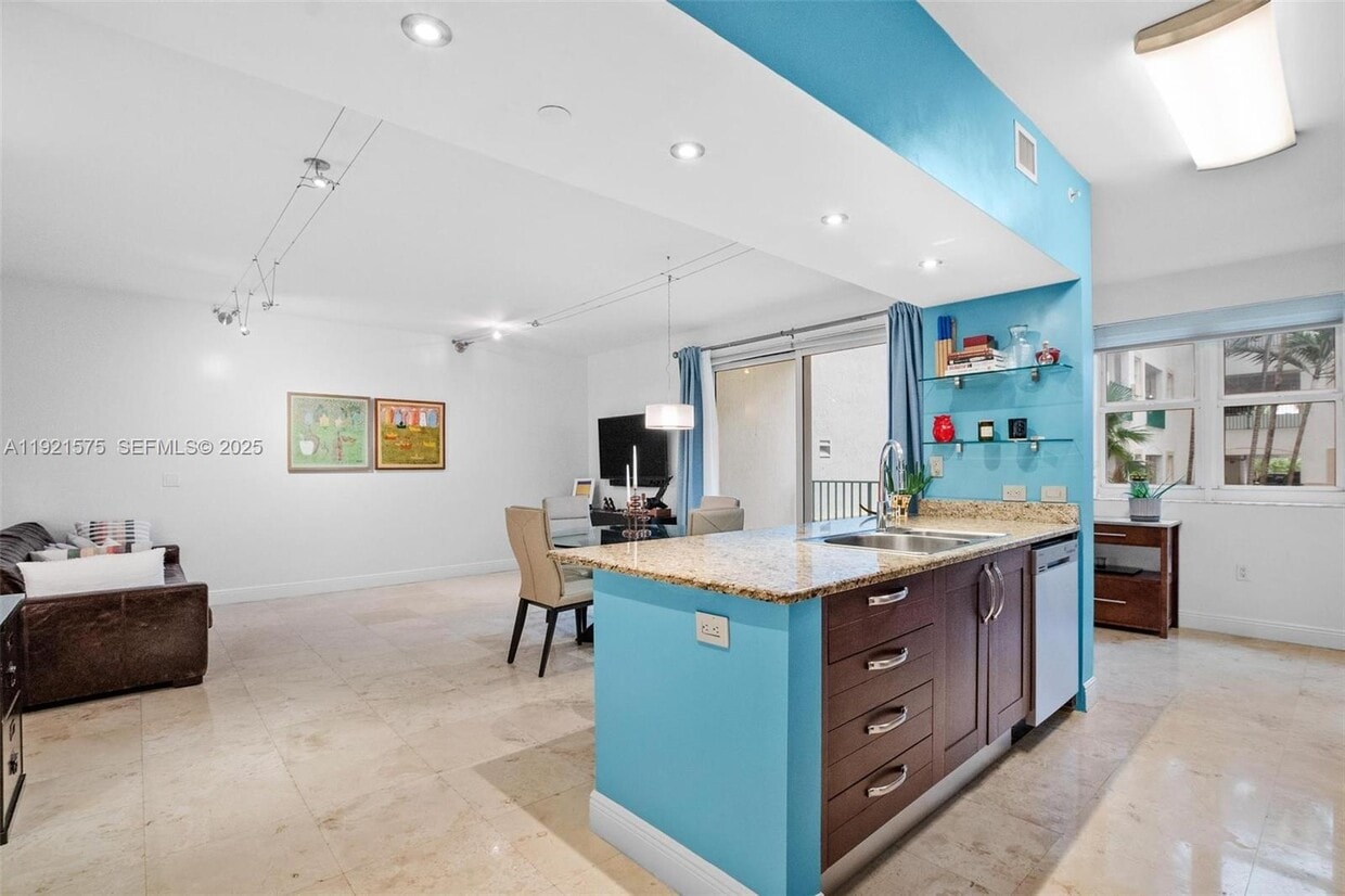 Primary Photo - 19900 E Country Club Dr