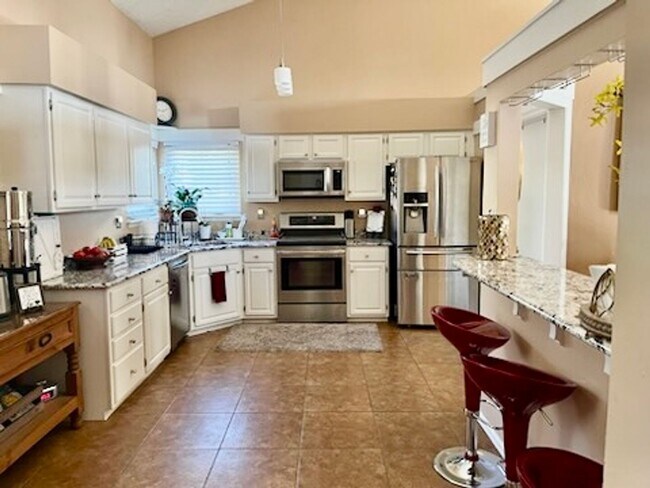 Foto del edificio - Well maintained 4 bedroom home available in the Rockrimmon area!