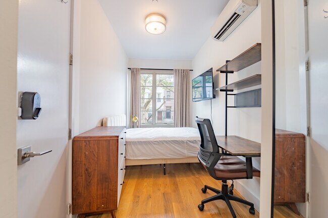 Building Photo - 1062 Halsey St