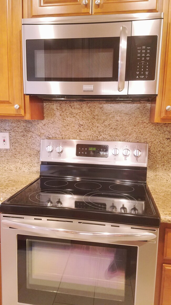 Self cleaning oven - 181 Del Medio Ave