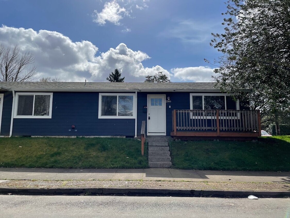 Foto principal - 2508-2508 NE Sumner St