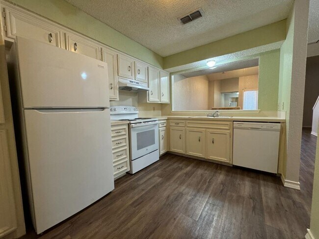 Building Photo - Cute 1 bed 1.5 bath in Whisperwood