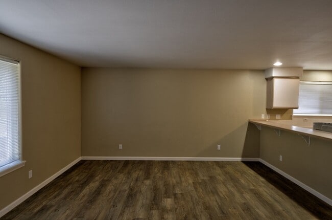 Building Photo - 1725 SW Forest Ridge Ave