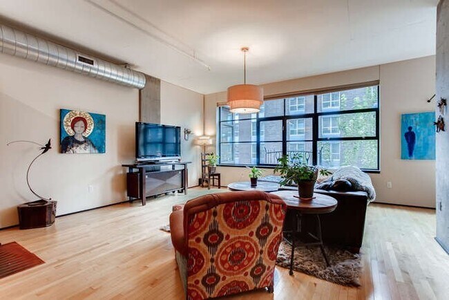 Foto del edificio - Elizabeth Lofts - FURNISHED Pearl District studio condo w/parking/concierge/most utilities