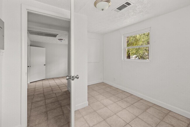 Foto del edificio - 253 John Morris Ave